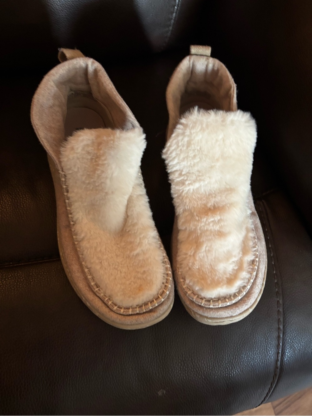 Hey Dude Women's Faux Fur Slip-On Ankle Booties in Beige/light Pink